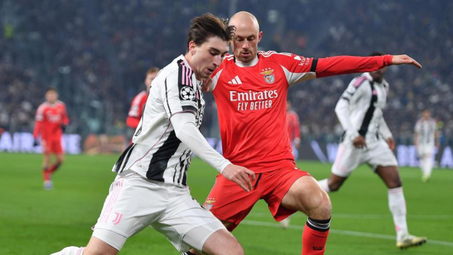 Fabio Miretti e Fredrik Aursnes durante o Juventus-Benfica
