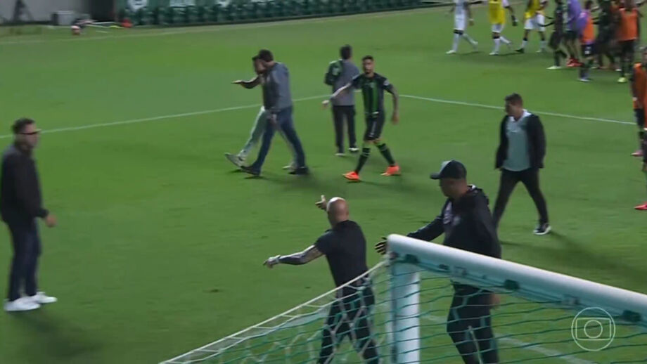 Técnico do At. Mineiro não gostou das palavras (e gestos) de Alberto Valentim