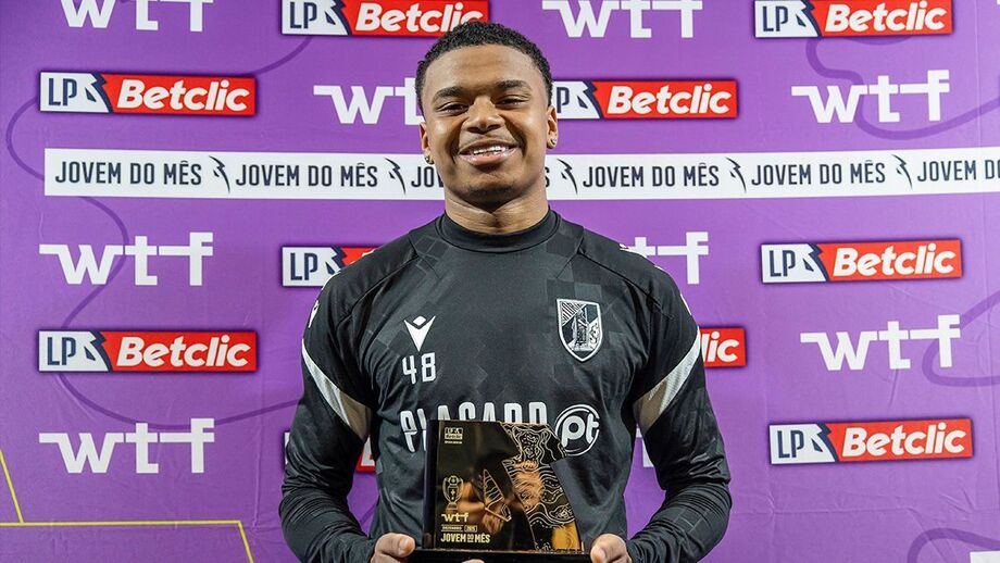 Noah Saviolo com o galardão de jovem do mês