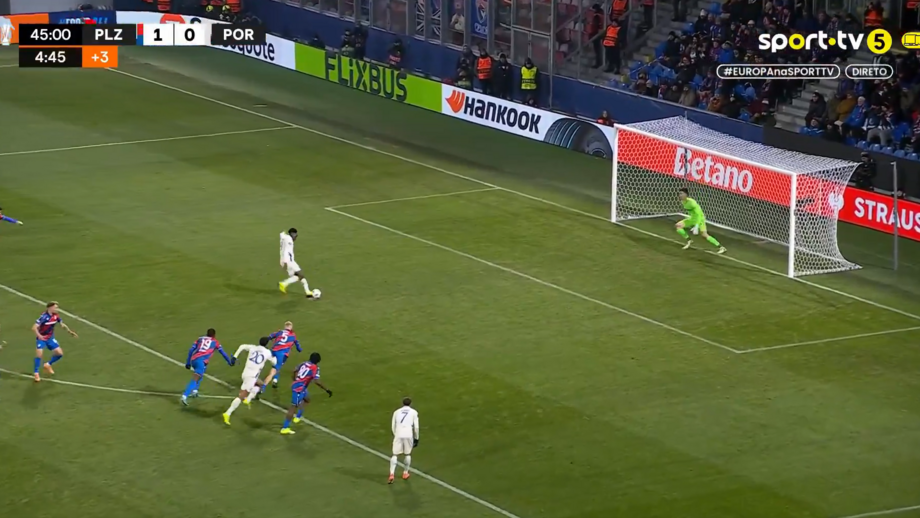 Samu falha penálti contra o Plzen