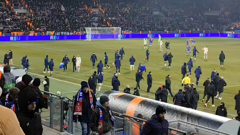 Avançado espanhol foi consolado por vários companheiros de equipa