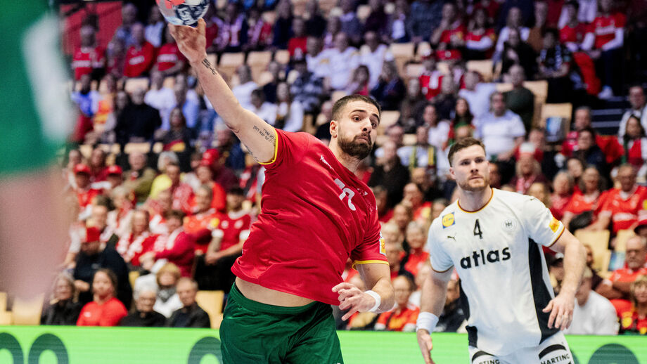 Jogo de andebol com atletas de Portugal e da Alemanha em campo