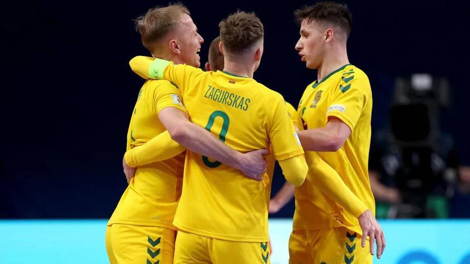 Jogadores da Lituânia a celebrar