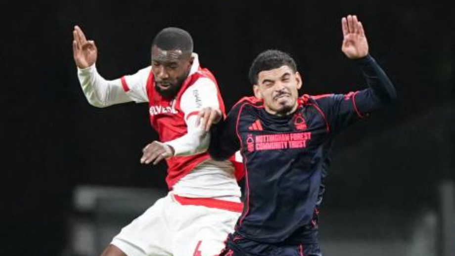 Niakaté disputa uma bola no ar com Gibbs-White