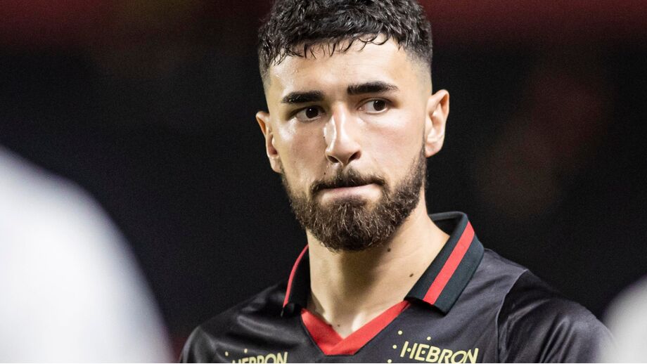 João Silva, defesa central do Sport Recife, perto de Tondela