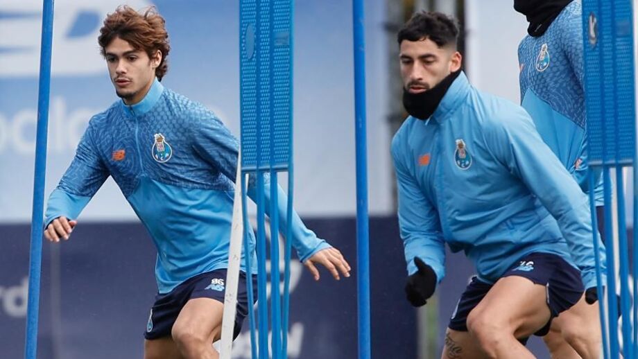 Mora e Alan Varela em treino