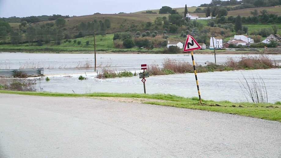 Estrada alagada em Alcácer do Sal