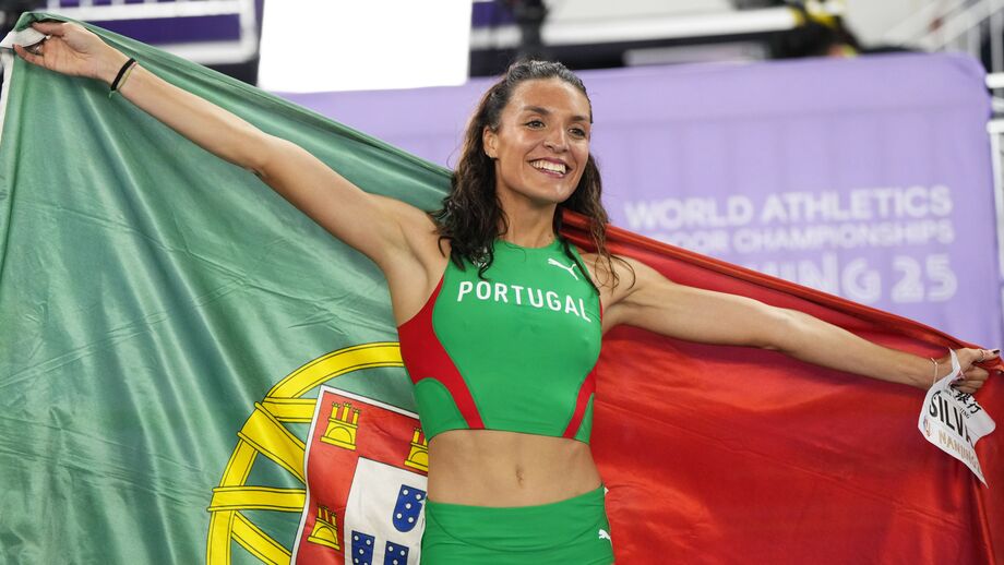 Atleta portuguesa exibe a bandeira nacional em evento de atletismo