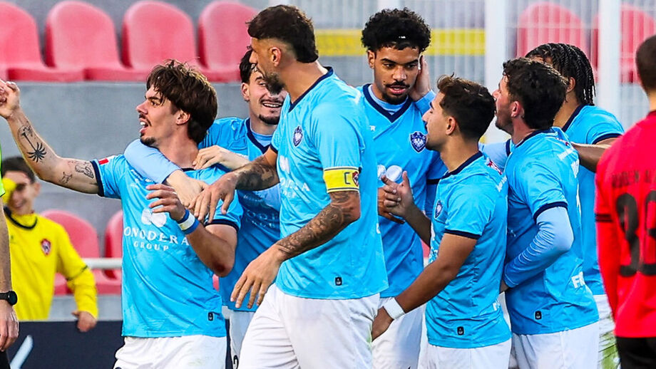 Jogadores da Oliveirense a celebrar 