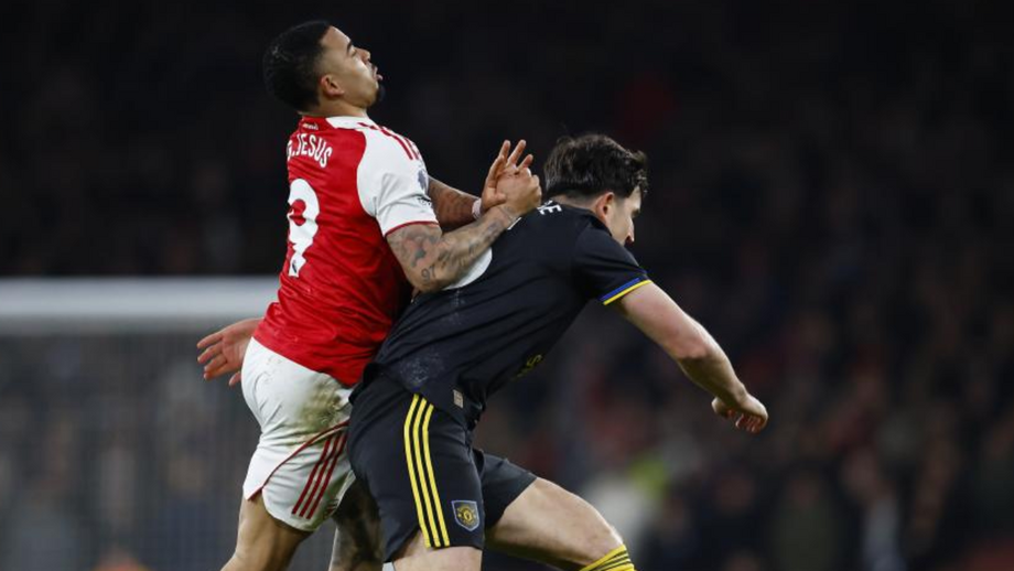 Harry Maguire com Gabriel Jesus durante o Arsenal-Manchester United