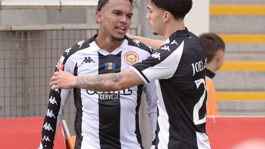 Veron (à esquerda) marcou no seu primeiro jogo como titular do Nacional