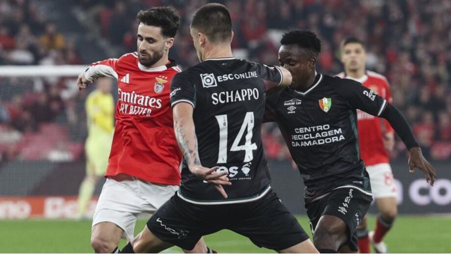 Rafa em disputa de bola no Benfica-E. Amadora