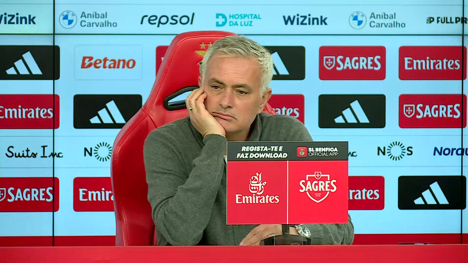 Treinador do Benfica questionado sobre forma como avançado foi recebido pelos adeptos