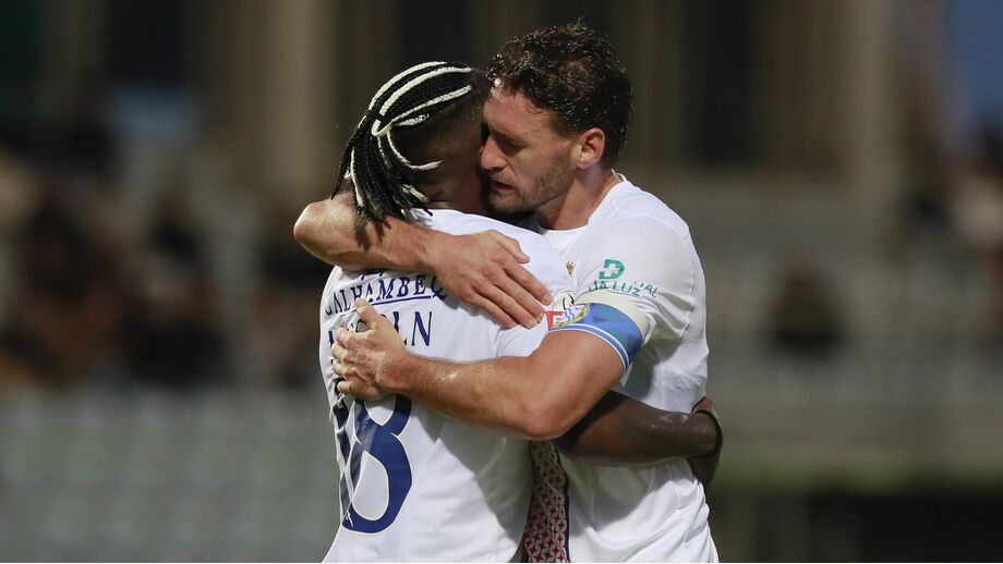 Lincoln e Sérgi Gomez abraçados