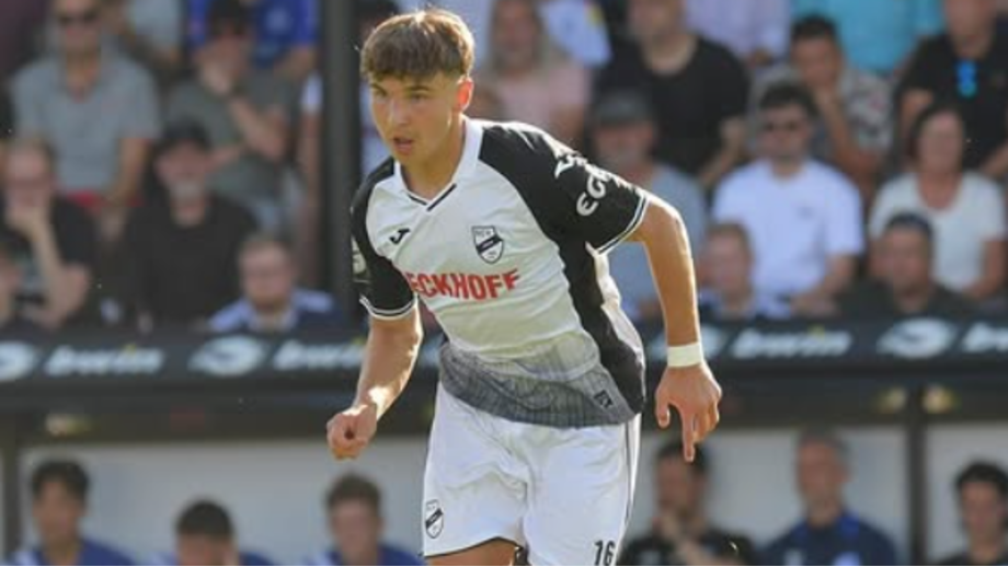 Max Scholze, jogador do SSV Ulm 1846, perto do E. Amadora