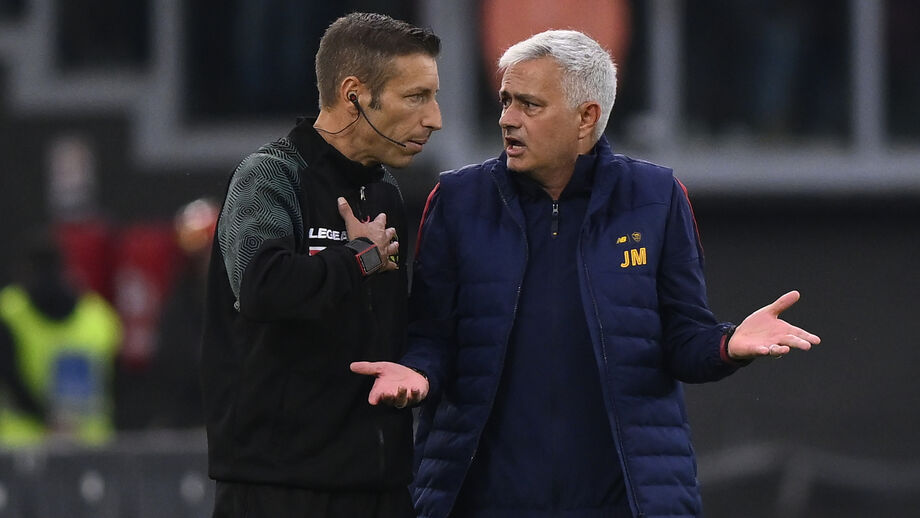 O árbitro Davide Massa e José Mourinho