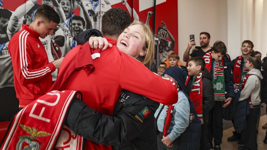 Trubin e Sudakov, a dar um abraço a uma jovem, conviveram no Benfica Campus com um grupo de compatriotas