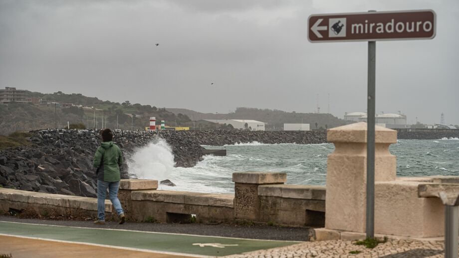 Ondulação forte atinge a costa portuguesa, perto do Miradouro, com aviso vermelho do IPMA