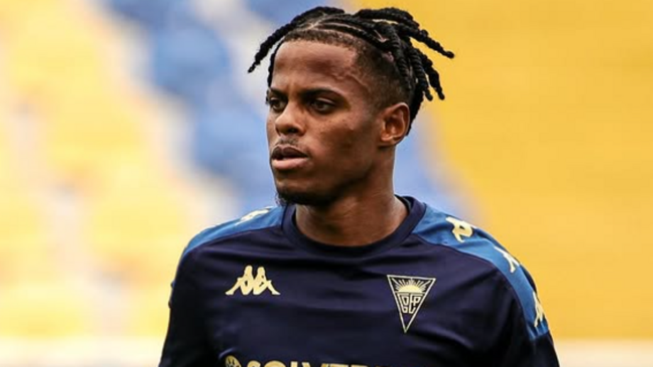 Fabrício, jogador do Estoril, chega por empréstimo