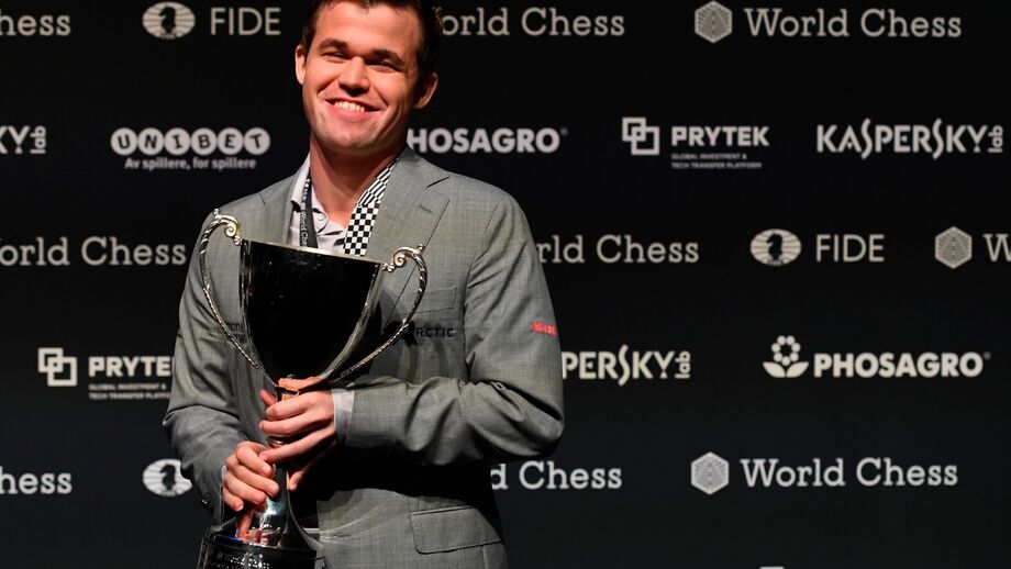 Magnus Carlsen celebra conquista em evento 