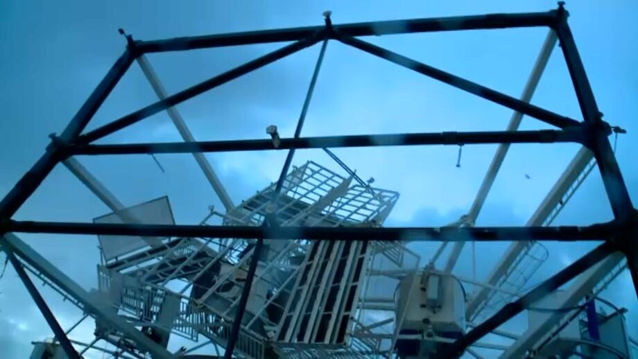 Passagem da depressão Kristin fez tombar a estrutura montada na marginal da cidade