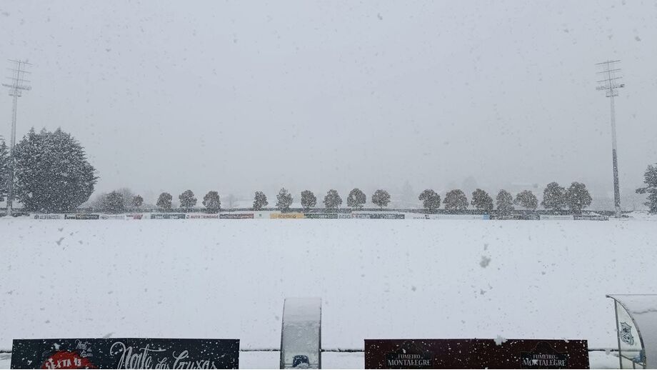 Campo de Montalegre coberto por nevão