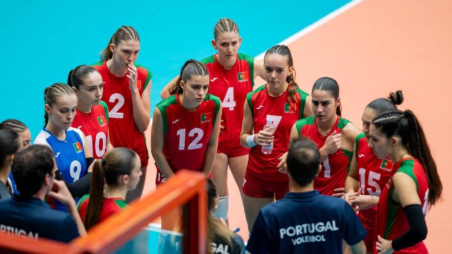 Equipa de voleibol de Portugal reunida durante um jogo
