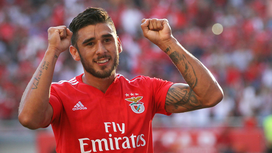 Eduardo Salvio festeja com a camisola do Benfica em 2018