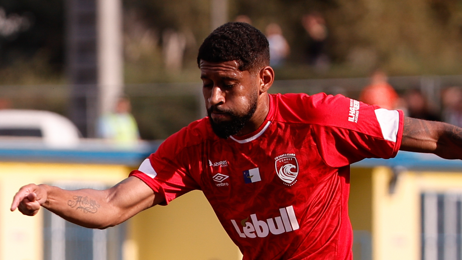 Adriano Firmino, médio do Santa Clara