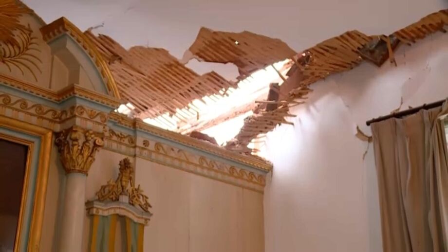 Mulher do cantor impressionada com aquilo a que assistiu