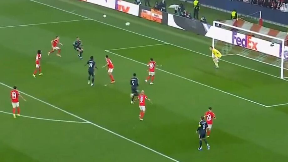 Mbappé marca na Luz e adianta o Real Madrid 