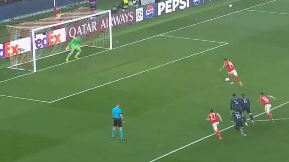 Pavlidis marca penálti frente ao Real Madrid