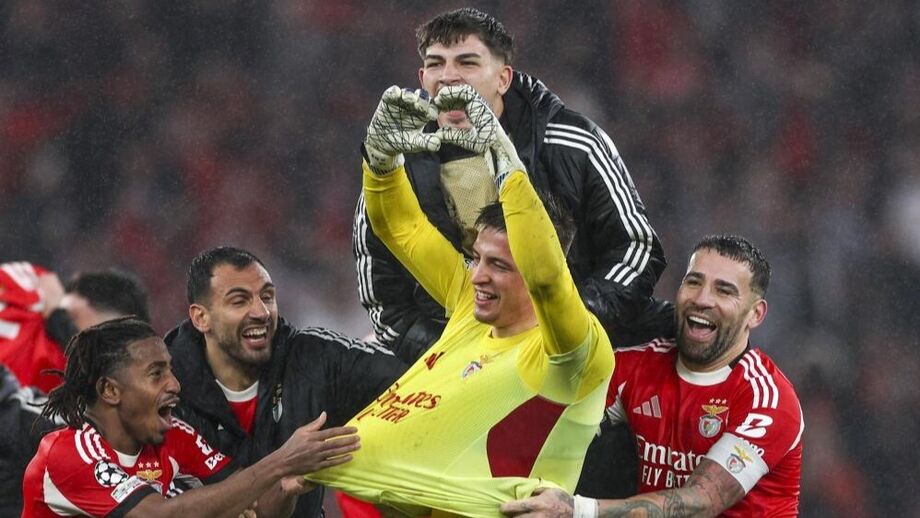 Trubin celebra com a equipa após jogo