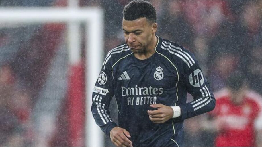 Kylian Mbappé cabisbaixo após golo do Benfica na Luz