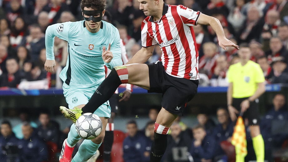 Eduardo Quaresma em ação frente ao Ath. Bilbao