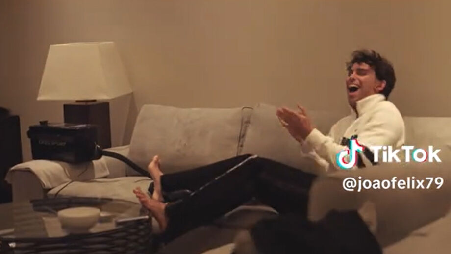 Internacional português esteve, ao lado de alguns amigos, atento ao jogo