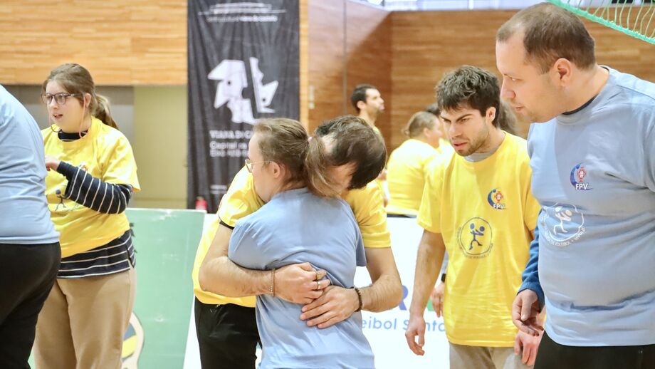 Competição de voleibol em Viana do Castelo promove inclusão com 60 participantes.
