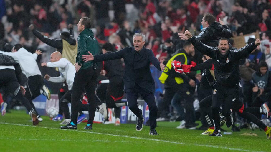 José Mourinho festeja durante a vitória do Benfica sobre o Real Madrid