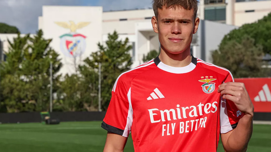 Leon Zietek exibe com orgulho o emblema do novo clube