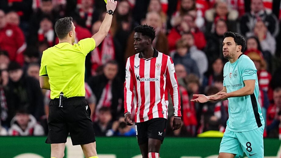 Árbitro mostra cartão amarelo a Pote contra o Athletic