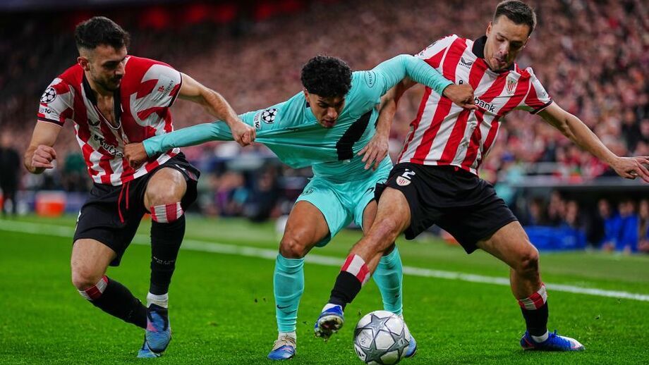 Jogadores de futebol disputam a bola durante uma partida