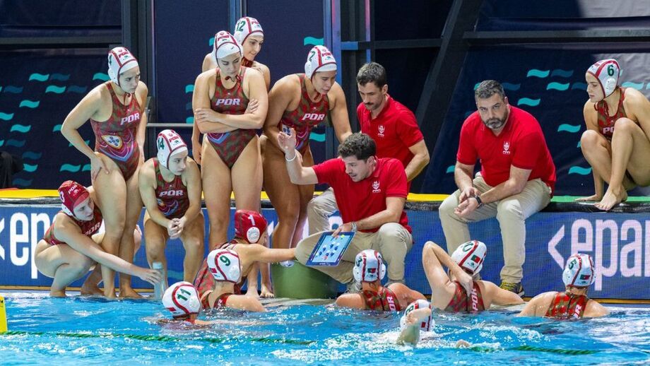 Seleção feminina de polo aquático no Funchal