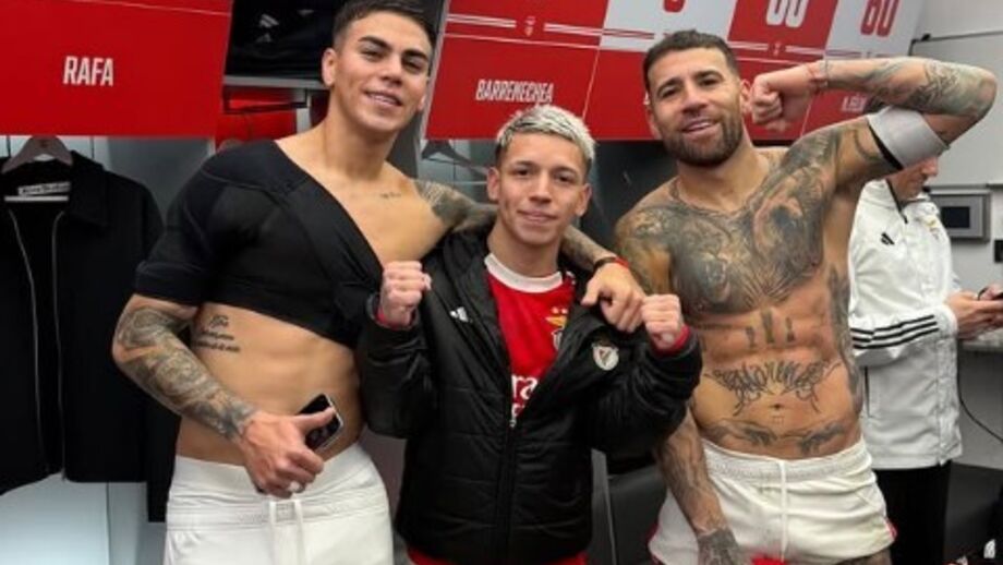 Foto tirada no balneário do Benfica mostra Barrenechea com proteção no ombro direito