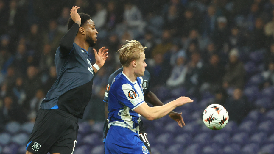 Froholdt disputa a bola com um adversário no FC Porto-Rangers