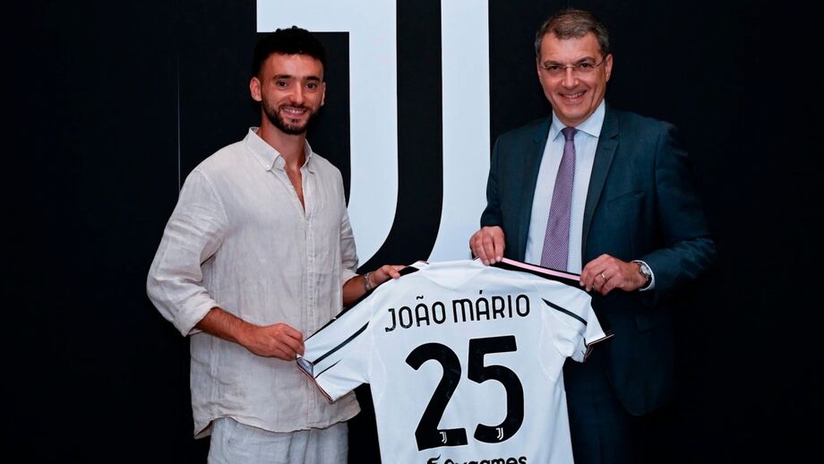 João Mário na chegada à Juventus