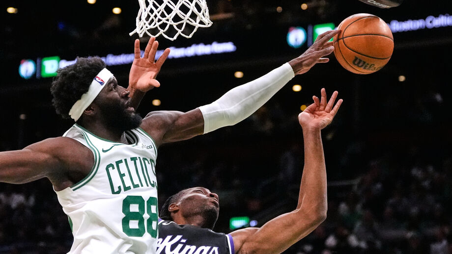 Neemias Queta em ação frente aos Sacramento Kings