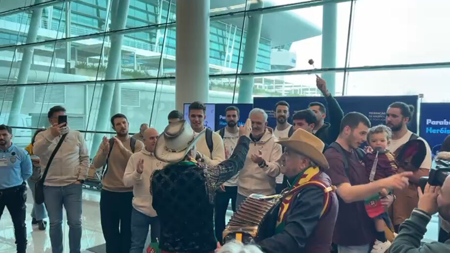 Depois do histórico 5.º lugar no Europeu, Portugal foi recebido ao som dos “Amigos da Sobreposta”, grupo musical de Braga cuja banda sonora foi adotada pelo balneário
