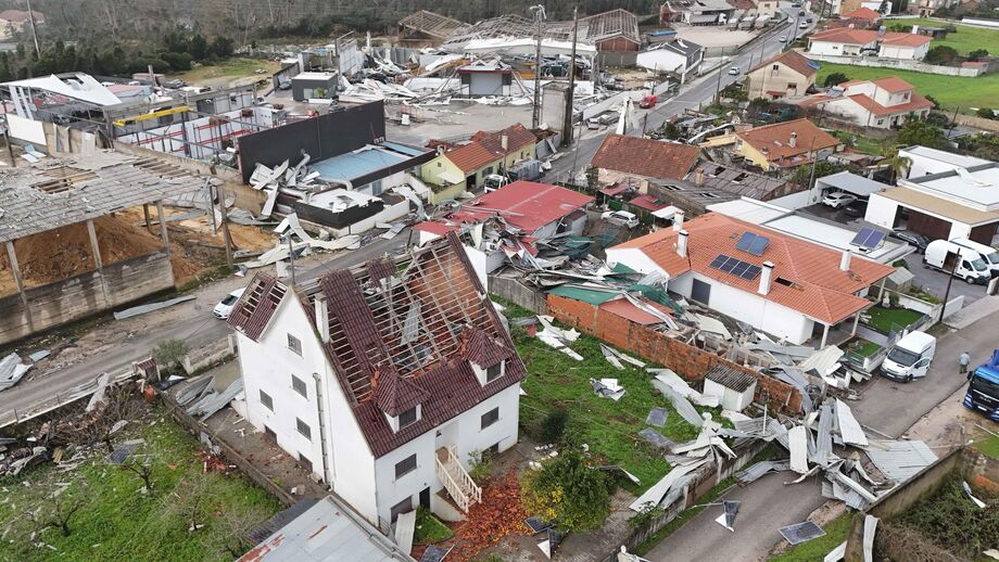 Depressão Kristin deixa rasto de destruição na aldeia de Barracão, concelho de Leiria