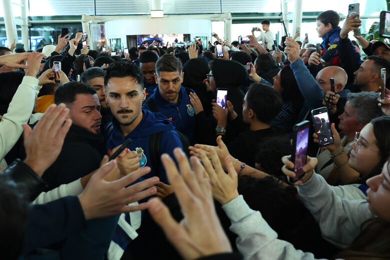 Jogadores do FC Porto apoiados por duas centenas de adeptos à partida para os Açores