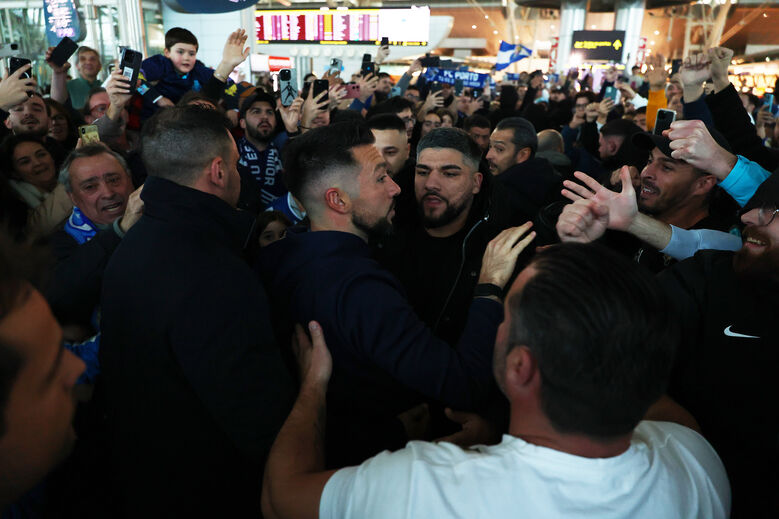 Jogadores do FC Porto apoiados por duas centenas de adeptos à partida para os Açores